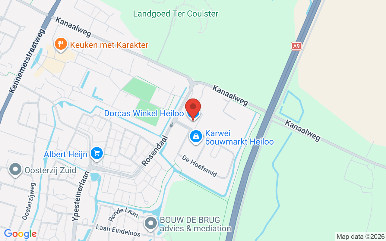Gezicht op Dorcas Winkel Heiloo, een winkel met tweedehands kleding, meubels en huishoudartikelen in Heiloo, gelegen aan de Kanaalweg.