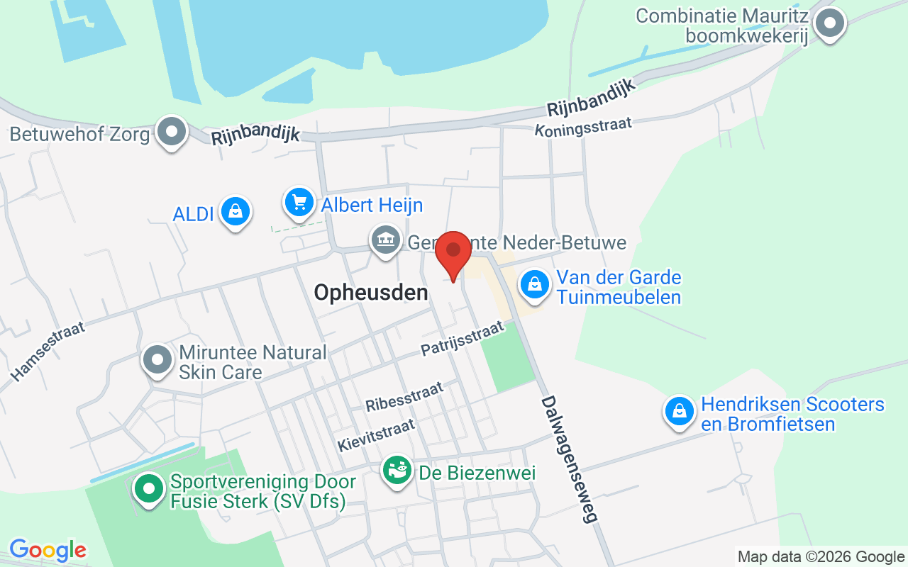 Gezellige winkel met diverse tweedehands kleding, meubels en accessoires in Opheusden, waar klanten kunnen shoppen voor betaalbare en duurzame producten.