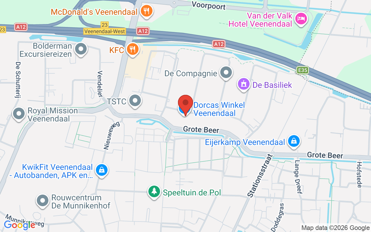 Afbeelding van de ingang van Dorcas Winkel Veenendaal, gelegen aan de Grote Beer, met zicht op de winkel en omgeving in Veenendaal.