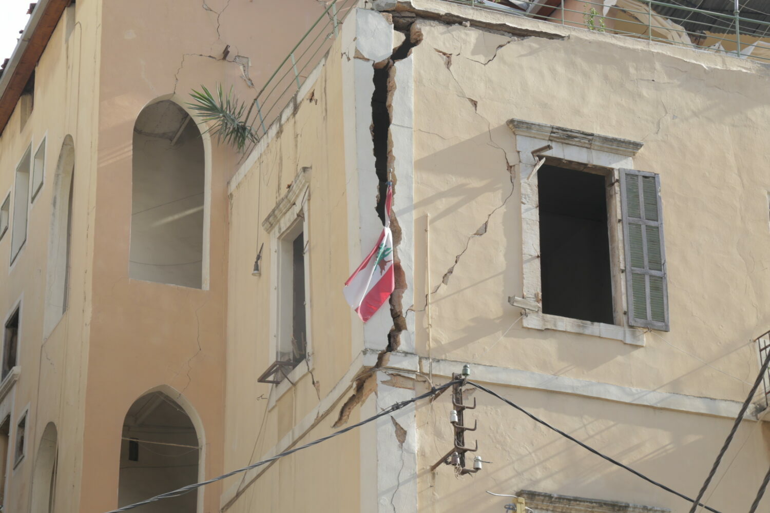 Vele gebouwen zijn ingestort of dusdanig beschadigd dat ze onbewoonbaar zijn geworden.