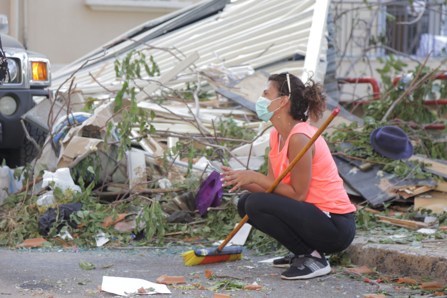 Inwoners van Beiroet zijn massaal bezig om de puin op straat op te ruimen.