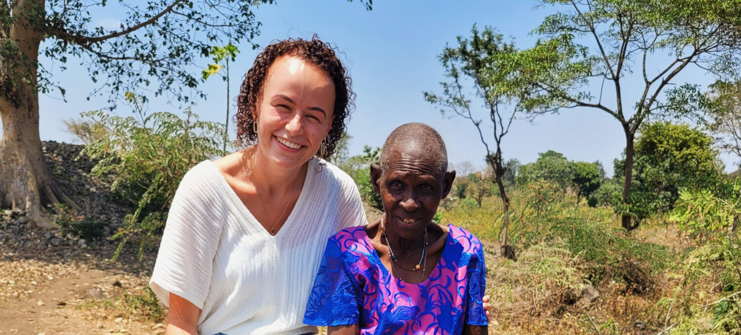 Granny Tanzania Dorcas ouderen sponsoring