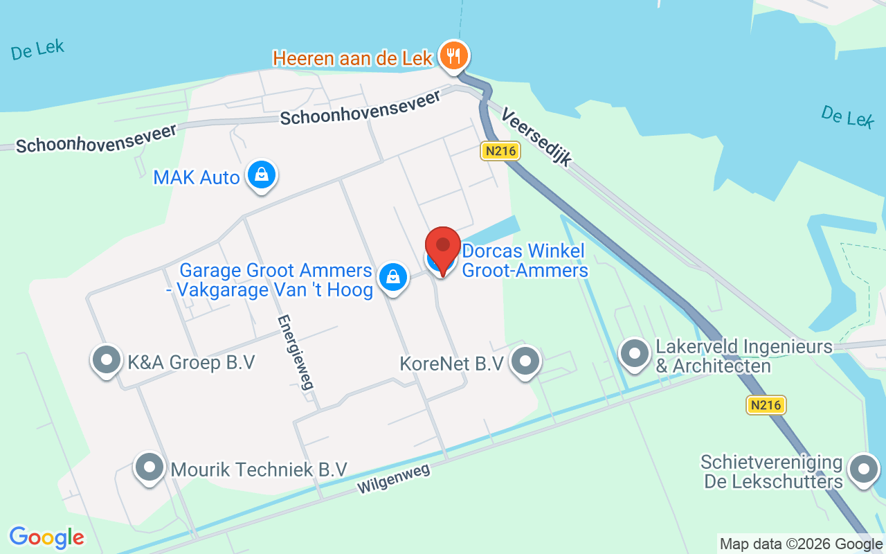 Afbeelding van de ingang van de Dorcas Winkel in Groot-Ammers, gelegen aan de Eengerweg, met zicht op de omgeving en parkeerplaatsen.
