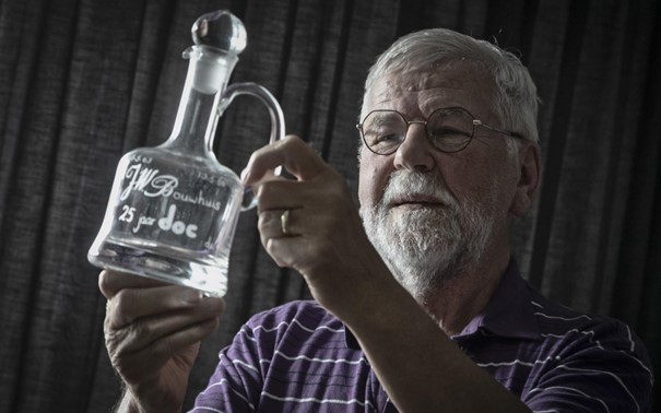 Jan Bouwhuis met de karaf