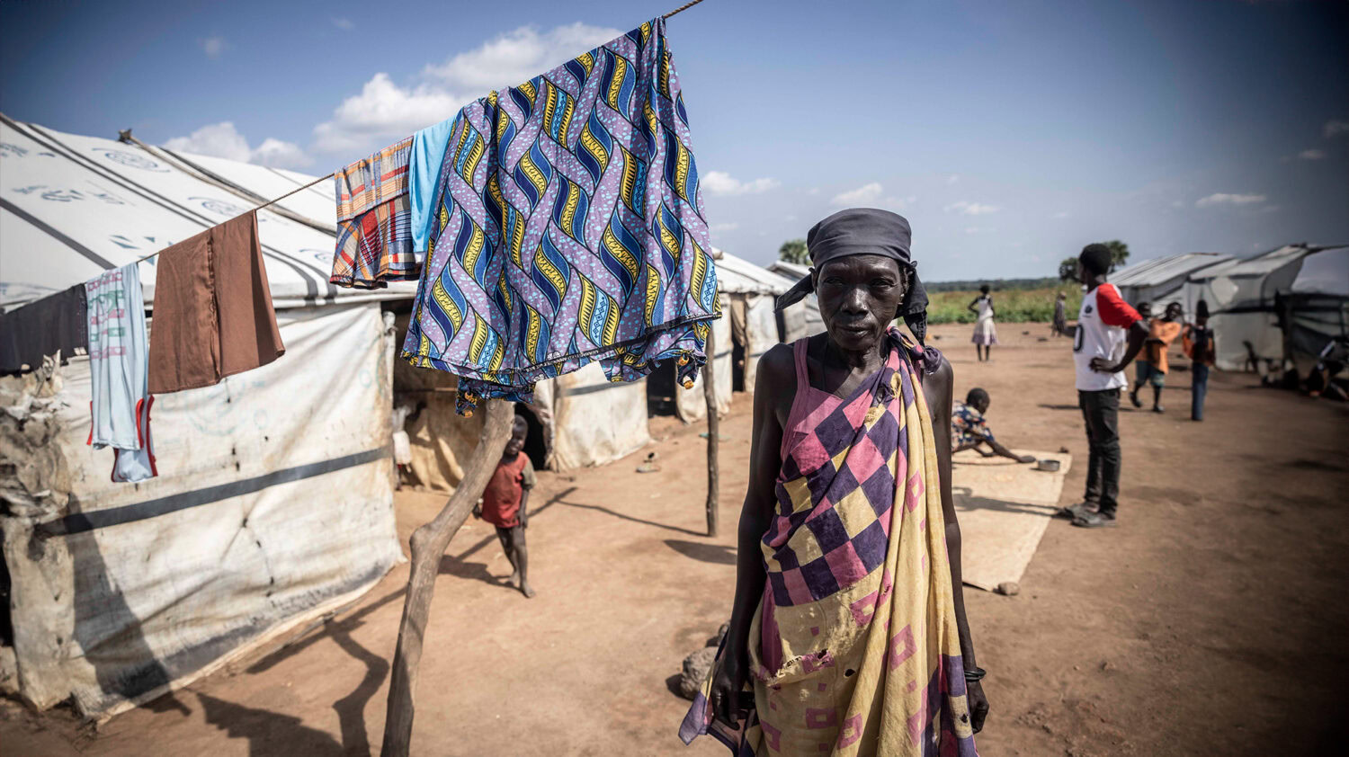 Help Zuid Soedan. Bijna een miljoen mensen zijn gevlucht aan Soedan. En binnen Zuid-Soedan waren er honderduizend vluchtelingen. Dorcas helpt met voedsel, water en bescherming door het bouwen van dijken door overstromingen. Op de foto een vrouw in een vluchtenlingenkamp.