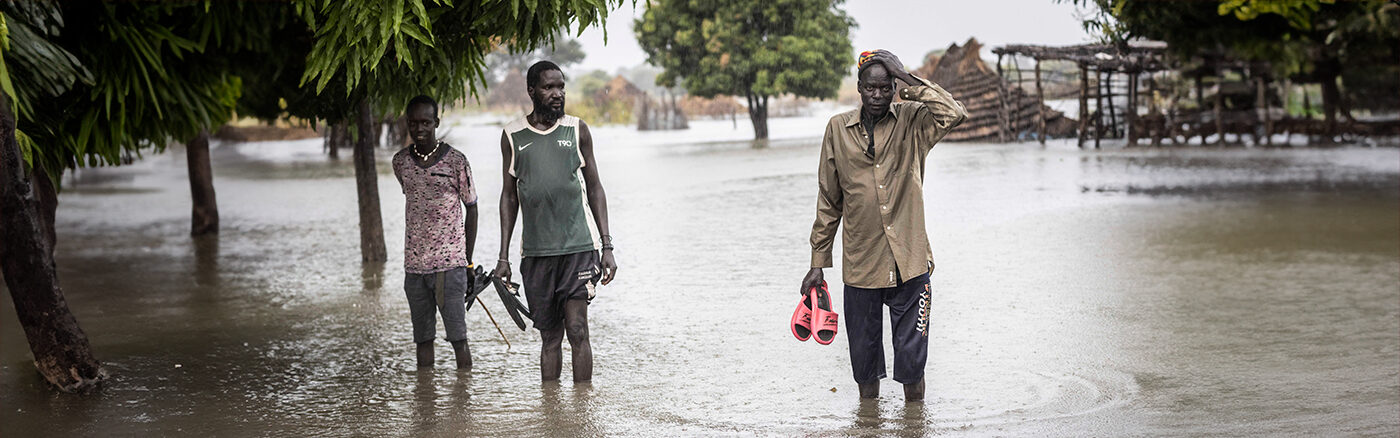 Help Zuid-Soedan! Door de oorlog in Sudan vluchten er veel mensen. Op de foto twee mannen die door een overstroming hun huizen moesten verlaten. Dorcas helpt.