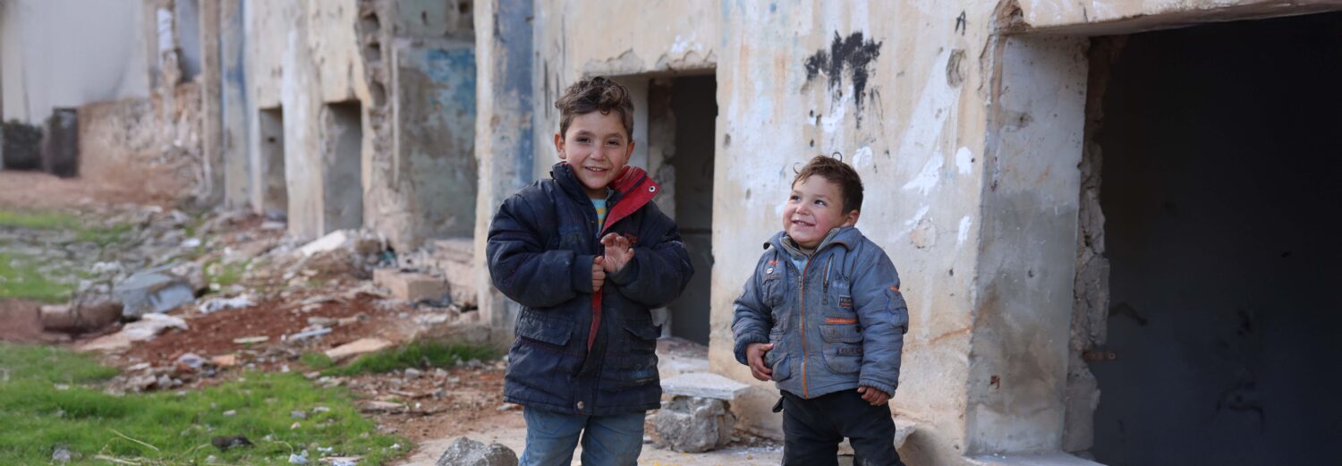 De oorlog is niet voorbij, de nood is hoog. Ontdek 7 actuele redenen waarom hulp in Syrië dringend nodig blijft – van aardbeving tot wederopbouw.