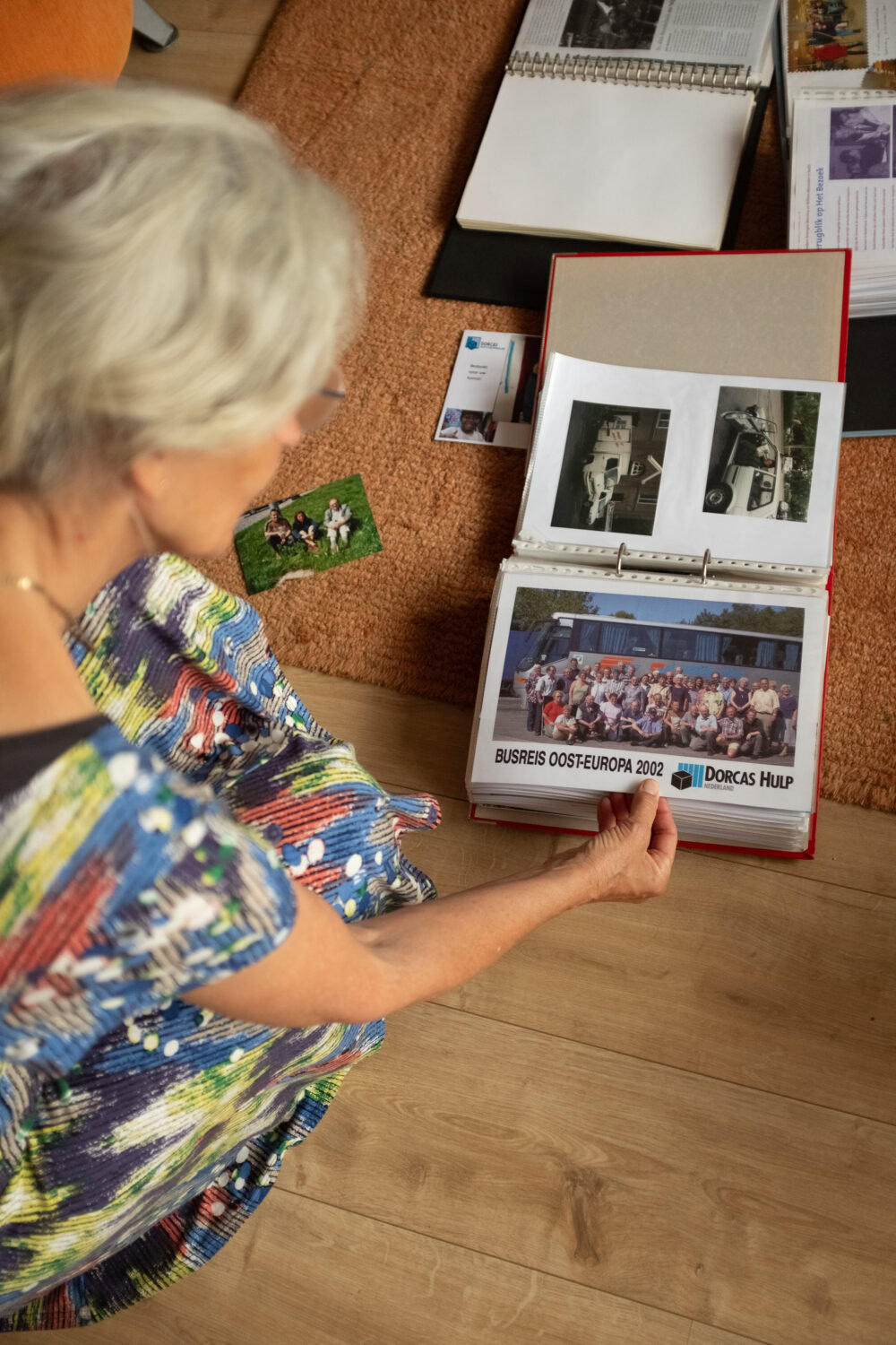 Hilly bekijkt een foto van de busreis naar Oost-Europa.