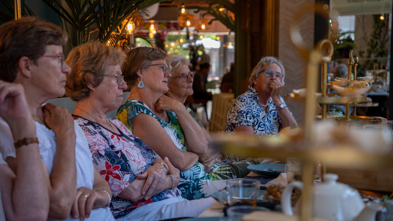 Vrijwilligers luisteren aandachtig