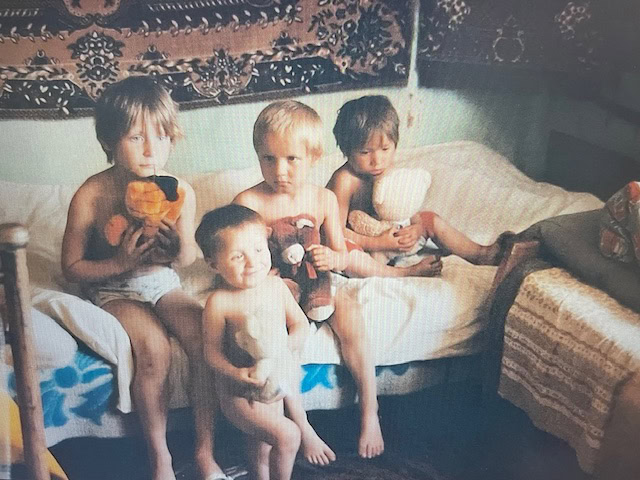 Moeder kan niet werken omdat oma ziek is en niet op de kinderen kan passen. De kinderen zijn te klein om alleen te laten. Al met al dus een van de zeer trieste gevallen die je in Roemenie tegen komt. 