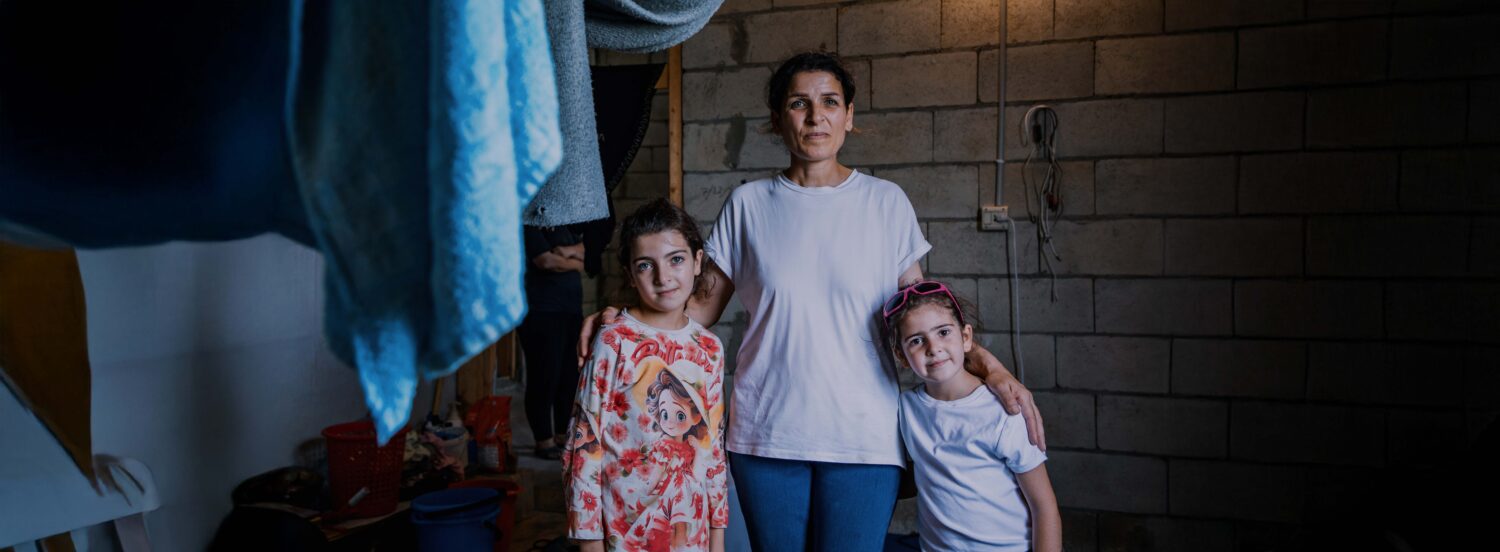 Gevouwen handdoeken en kleding hangen te drogen in een communitycentrum.