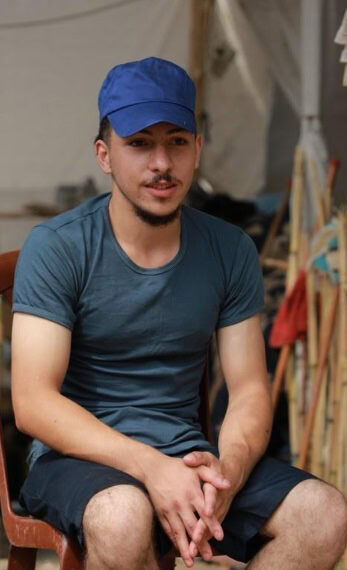 Man zittend in een tent