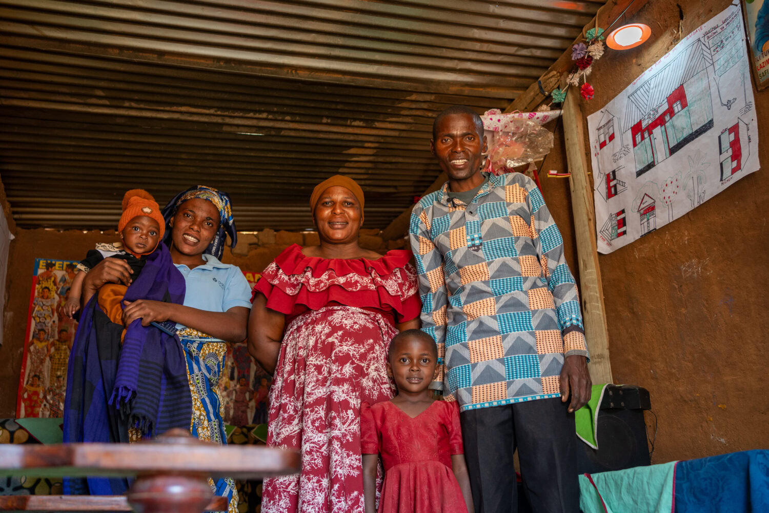 William en zijn gezin in hun huis naast een papier met de dromen voor hun boerderij