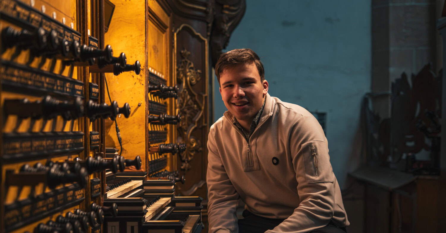 Frederik (17) speelt orgel in de Bovenkerk in Kampen voor Dorcas, een initiatief dat jongeren betrokken bij goede doelen.