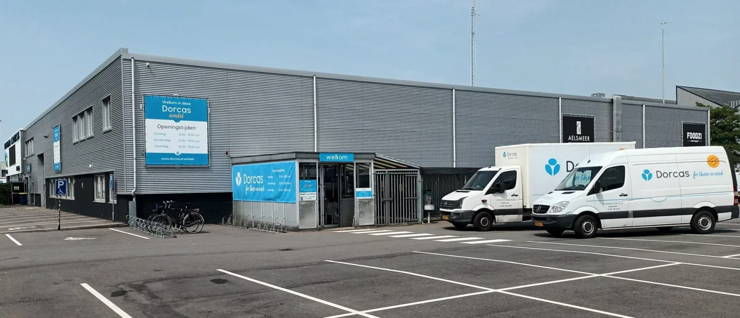 Een overzicht van de automatische concepten en logistieke faciliteiten bij Dorcas, inclusief vrachtwagens en opslagruimte voor efficiënte distributie.