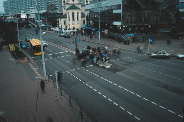 Twee vrouwen werken samen op het land